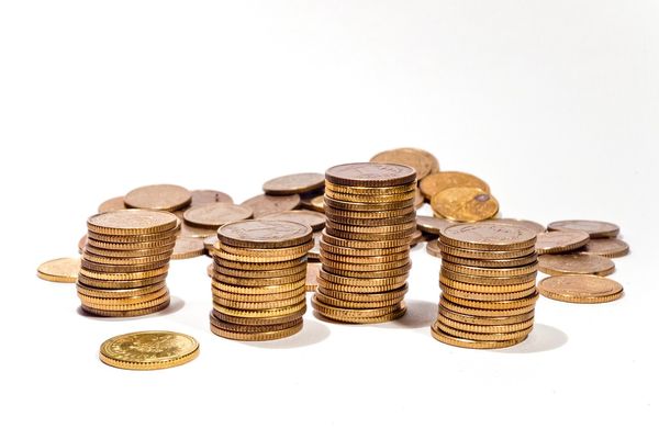 Srebrne sztabki inwestycyjne kontra złote monety - co wybrać?